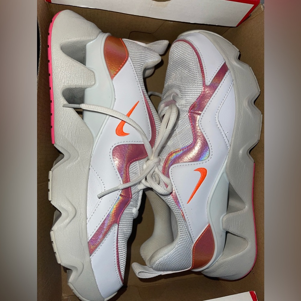 Like new condition- Women’s Nike Ryz 365 White/Hyper Crimson SZ-8.5